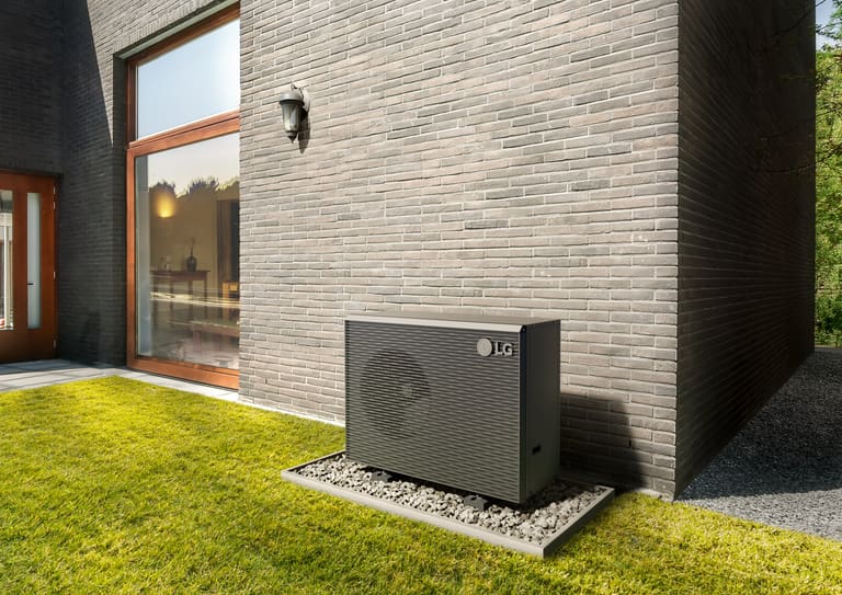 LG THERMA V R290 warmtepomp in een tuinsetting