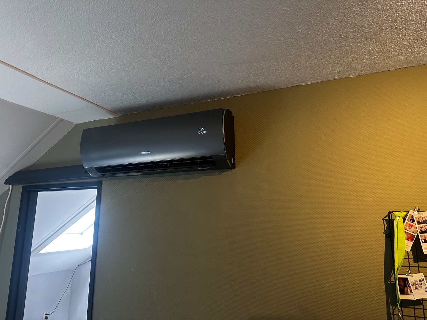 Airco buitendeel vakkundig gemonteerd op een hellend pannendak in Assen
