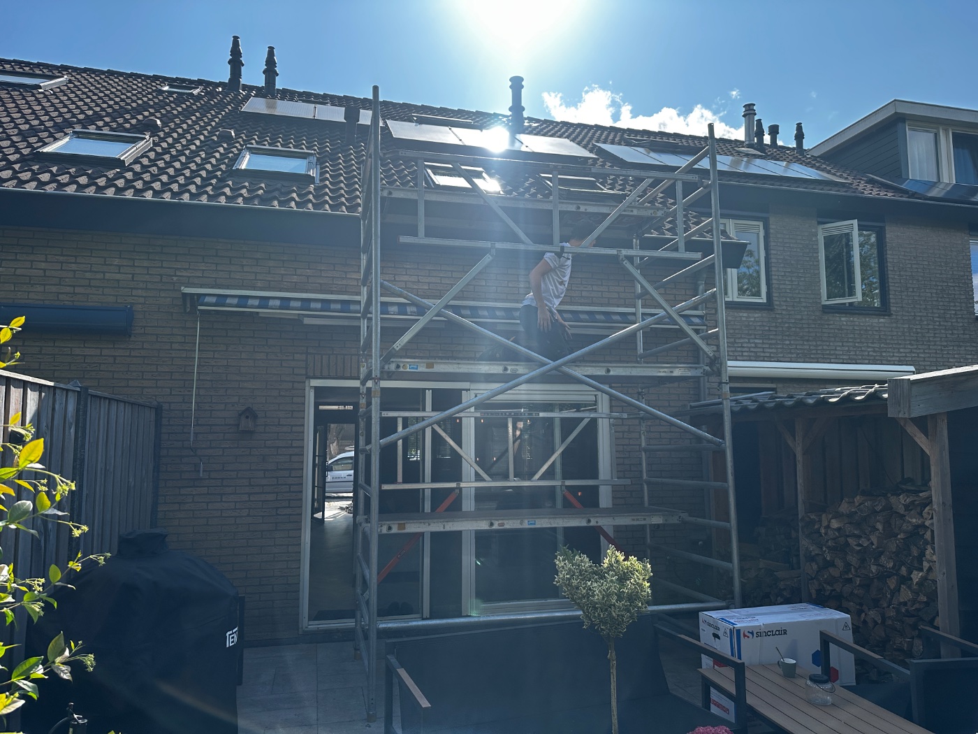 Antraciet airco binnendeel netjes weggewerkt in het interieur