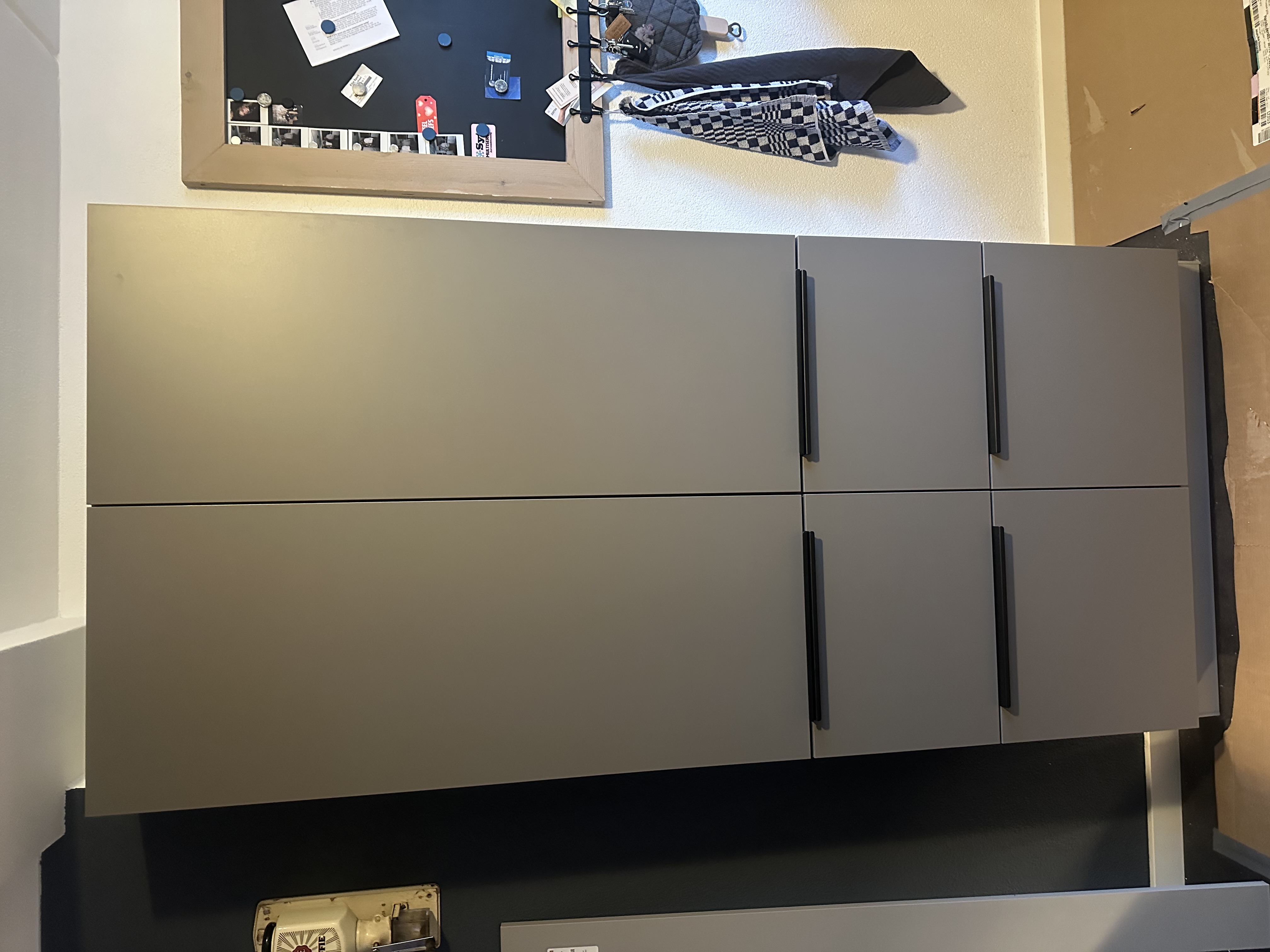 Keukenrenovatie resultaat - overzicht met nieuwe hoge servieskasten