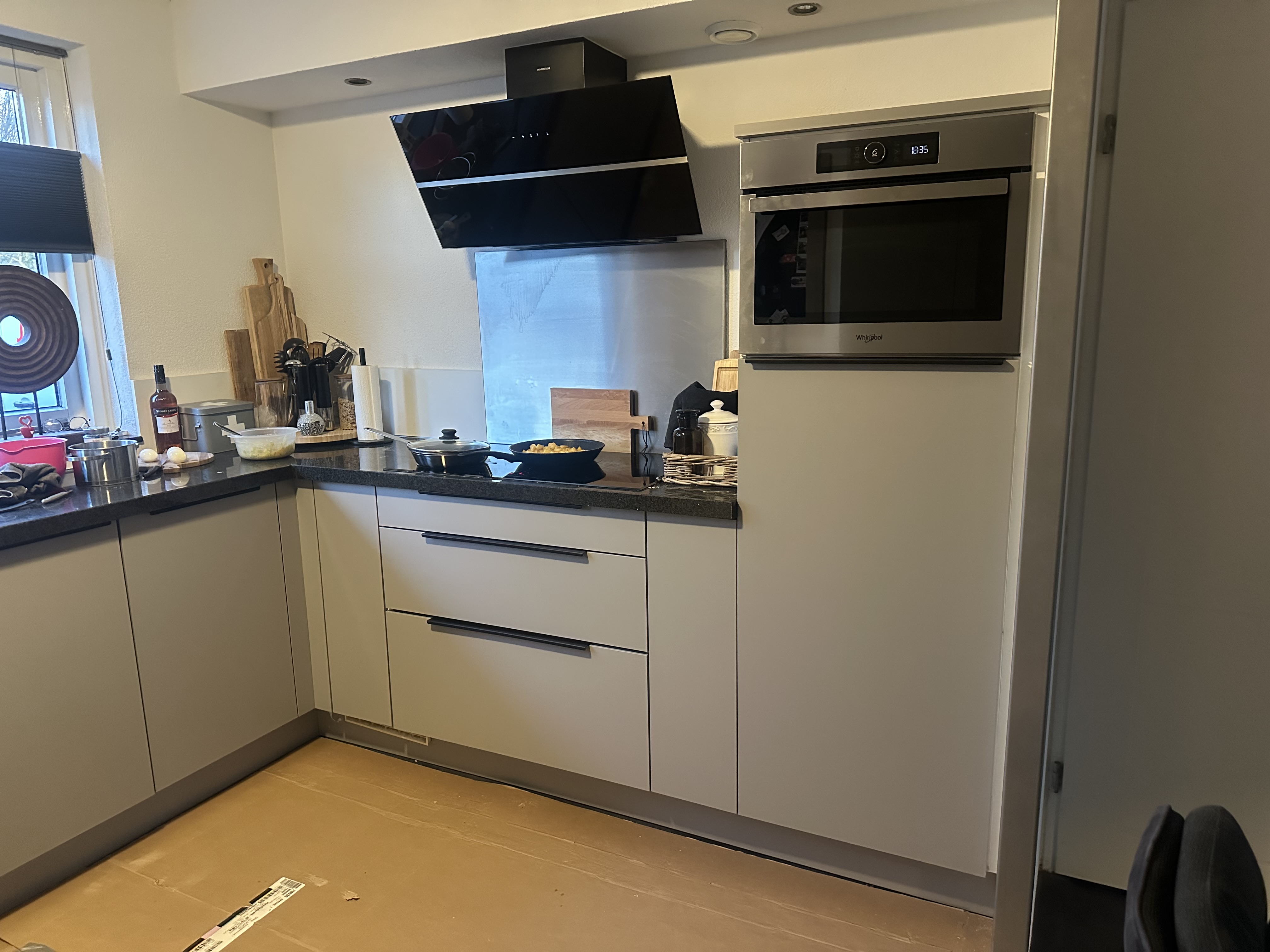 Keukenrenovatie resultaat - detail zwarte opleggreep