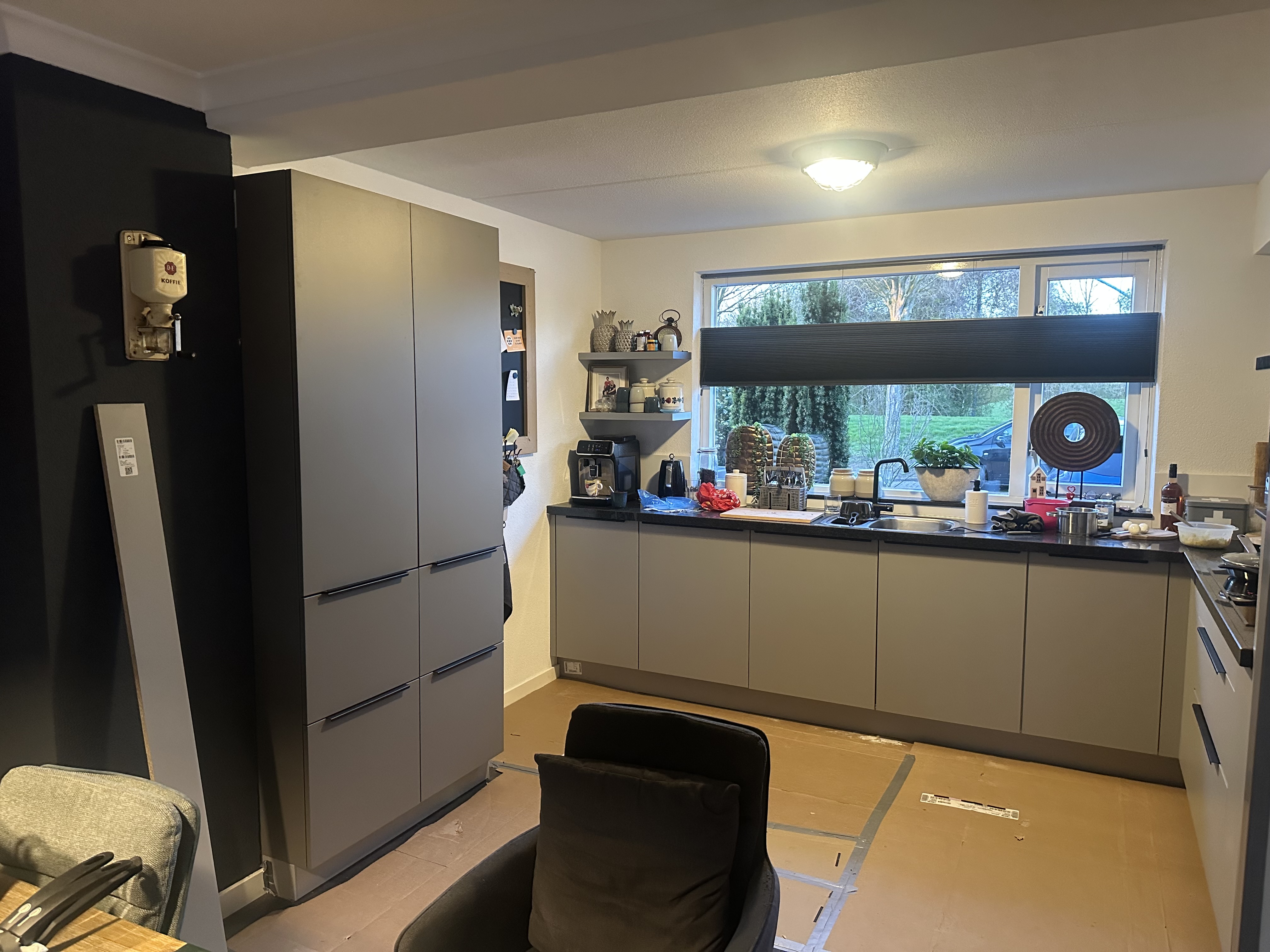 Keukenrenovatie resultaat - hoge servieskasten voor extra opbergruimte