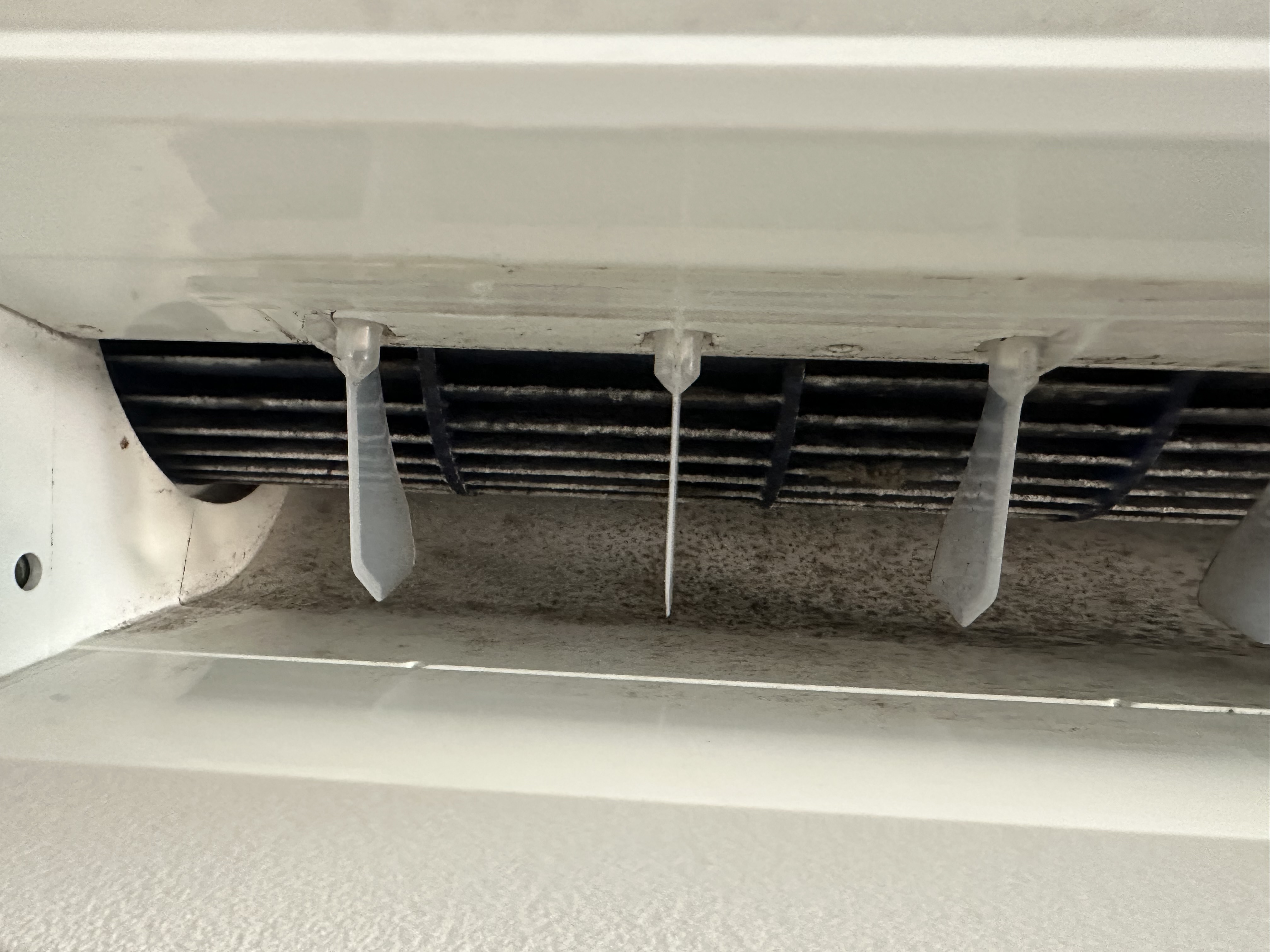 Tweede close-up Carrier binnenunit verdamper met dikke vuil- en schimmellaag