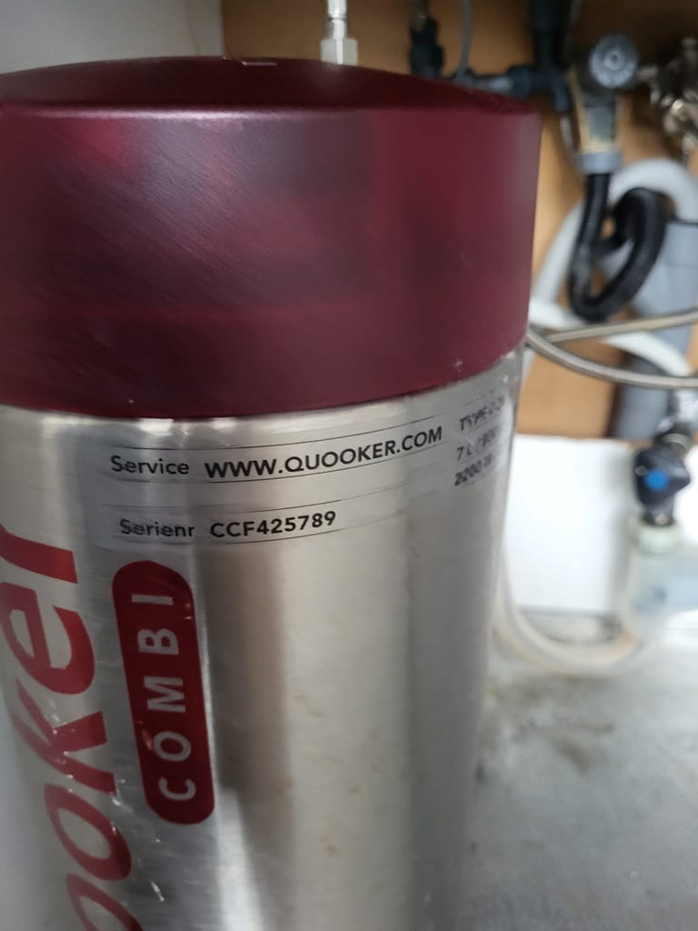 Quooker onderhoud - serienummer reservoir met kalkafzetting